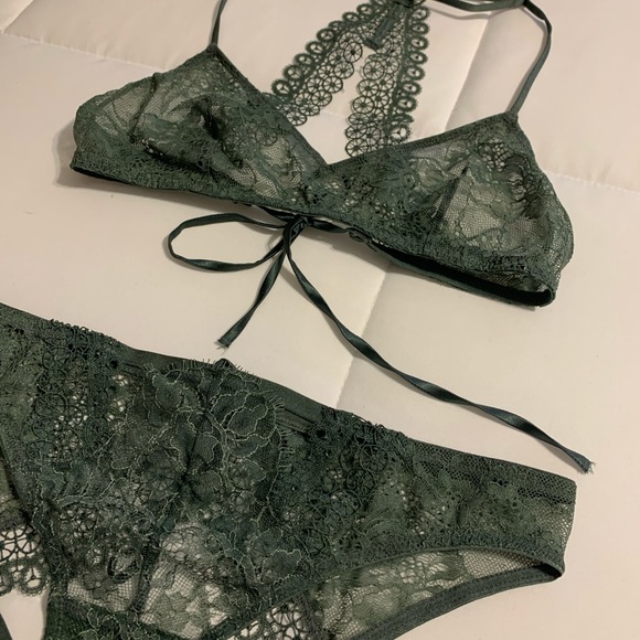 NWOT VS unlined lace bralette & matching panty - Picture 13 of 16